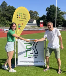 Yvonne Holtmann von der Sportjugend Rhein-Berg und Robert Wagner von FAIReinskulturFoto: Sportjugend Rhein-Berg