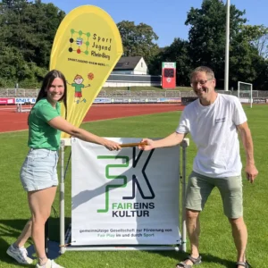 Yvonne Holtmann von der Sportjugend Rhein-Berg und Robert Wagner von FAIReinskulturFoto: Sportjugend Rhein-Berg